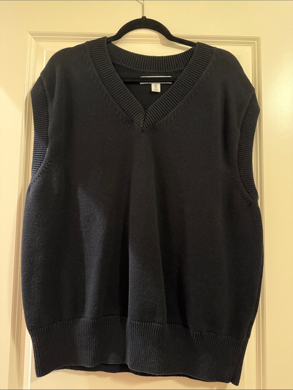 Amazon Essentials Men's Black V-Neck Sweater Vest